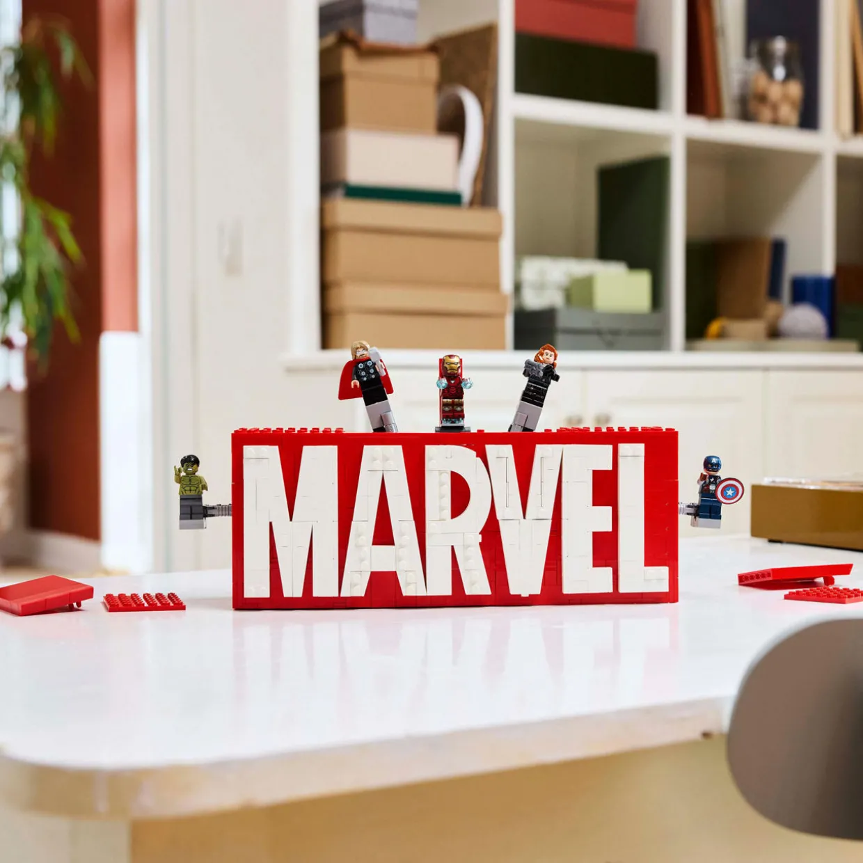 Super Heroes Marvel Logo & Minifigures